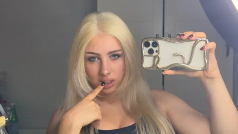 In meinem bauchfreien Top kann man gut meine dicken Titten erahnen