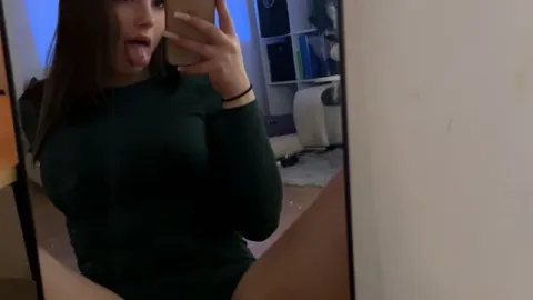 Guten Morgen meine babes ich hab mir gedacht ich zeig dir früh am morgen meine p***y vorm spiegel + ass🤍🔥👸🏻