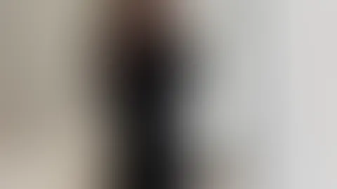 Ein schwarzes Kleid - schlicht, zeitlos und doch mit einer ganz eigenen Wirkung. 😍 Es braucht manchmal nicht viele Worte, keine großen Gesten... nur ein Gefühl. ✨ Man fühlt sich wohl, strahlt es aus
