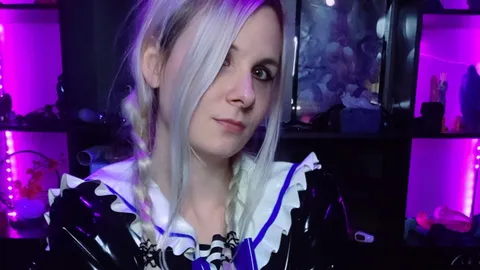 Schulmädchen in Latex