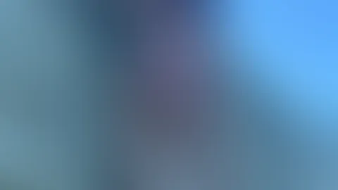 Ein Mädchen im Badeanzug klettert auf Felsen🫣