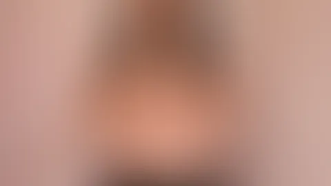 Es gibt nichts Sinnlicheres als das kühle Leder unter meinen Fingerspitzen... während mein Herzschlag darunter immer schneller wird. 🖤 Ich liebe es, wie sich jede Bewegung in diesem Rock anfühlt. Wil