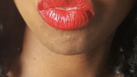 Mein Dildo und meine roten Lippen