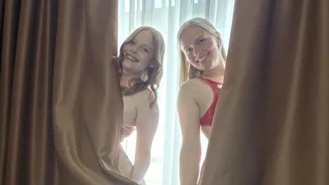 Deutsches Girl trifft auf sexy Schweizerin 💦 heißes Duo im Hotel