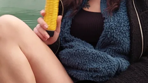 Nude in Public - Maiskolbenaction mitten auf dem Bauernhof 18+