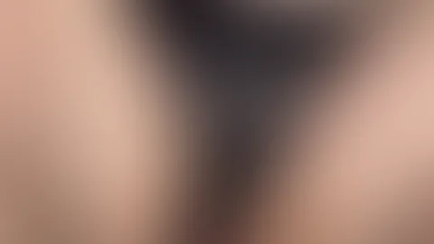 Ich reite auf einem großen schwarzen Dildo mit meinem Po. Ich liebe Analsex mit diesem Dildo – er dringt so tief in mich ein, und es fühlt sich einfach unglaublich gut an.