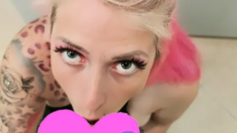 Blowjob im Tattoostudio đ€€