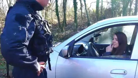 Teeny bläst public in glänzender Leggings bei Verkehrskontrolle. 🍆💦😈
