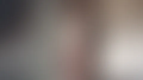 Ich stand Splitternackt - nur mit meinem Halsband und verführerischen roten Lippen - auf dem Dachboden an einem Balken gelehnt und die Arme nach oben 😜  Jeden Moment hätte jemand reinkommen können 😅