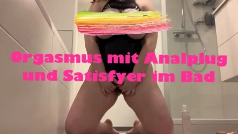 Orgasmus mit Analplug und Satisfyer im Bad