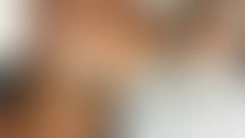 Komplett nackt (mit gespreizten Beinen) im Bett 😍