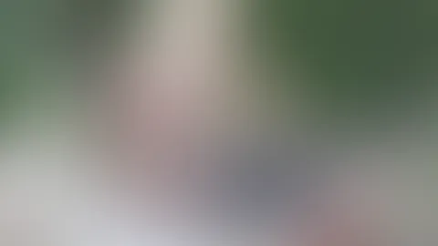 Die Einfahrt muss endlich fertig werden. Immerhin erwartet unser Herr Besuch. Da geht es natürlich nicht, dass dieser eine unfertige Schotterpiste vorfindet. Da hilft nur Teamwork der Sklavinnen. Geme