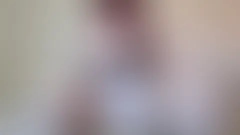 Knapp bekleidete Maid besorgt es sich mit 2 Vibratoren