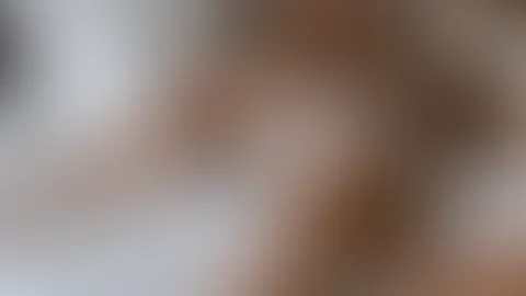 Jetzt aufm Bett, ich lutsche deinen S*****z schön hart und du f**kst mich bis ans Limit, bis ich nicht mehr klar denken kann.đ