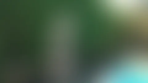 Public P**s am Hotel Pool Was soll ich machen? Ich muss halt nötig p**sen und die Toiletten sind mir ehrlich gesagt zu weit weg. Also frech an den Beckenrand gesetzt, das feuchte Bikini-Höschen runt