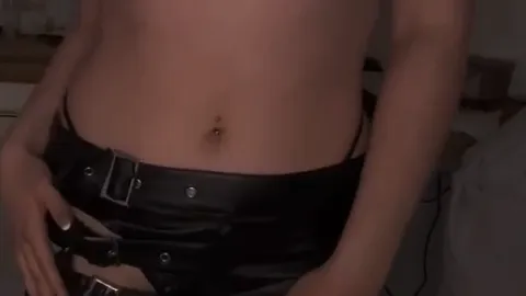 Ich ziehe mein sexy Outfit aus und besorge es meiner P***y