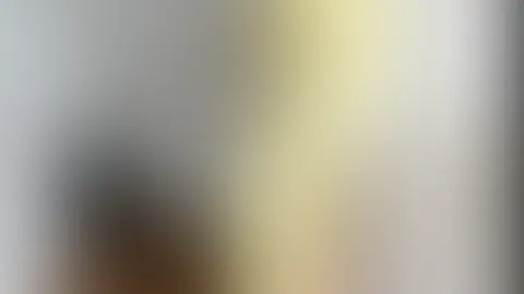 Ich weiß, dir gefällt das Kleid mindestens so gut wie mir. Wirklich hauteng liegt es an meinem Körper an. Einen BH trage ich nicht, wie du siehst … was denkst du, hab ich ein Höschen an? 🤫😌