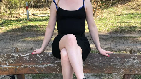 Heiß auf einer Bank im Wald