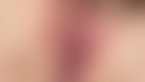 Sieh dir meine frisch gef**kte P***y an, lecker, oder? Meine gierige Mitte hat aber noch Lust auf mehr! 😛