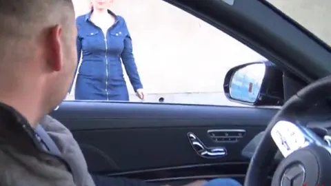 Hobbyh**e am Straßenrand AO auf die Motorhaube gelegt