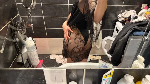 SCHWARZE SPITZEN-BODY + BADZIMMER-STRIP FOTOS: Ich zieh mich vor dem Spiegel aus