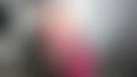 Mit starkem Strahl in die Glasschüssel gepieselt