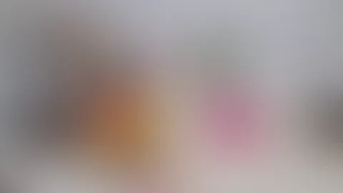 Sexy Hexe schiebt sich Minikürbis in die P***y