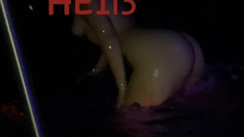 Public ,,p***y playingâ in der Nacht im HotelpoolđđŠ