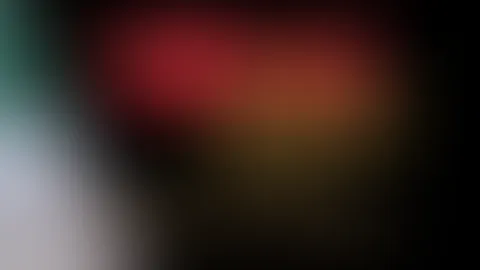 Schließ kurz die Augen, hör einfach meiner Stimme zu! Stell dir vor wie sich das Leder eng an meinen Körper legt, wie ich mich langsam bewege... ruhig... absichtlich... nur für dich.