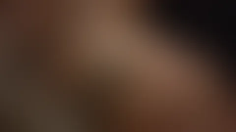 Leg dich zu mir auf die Couch und Seh mir dabei zu ,wie meine Hände meinen gesamten Körper streicheln und erkunden.