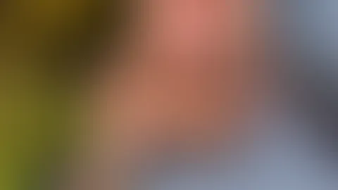 Nackte Sonnenbad auf der Terrasse