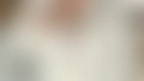 Manchmal braucht es nur einen Moment für sich… 💭 Ein Blick nach unten, ein kleiner Gedanke – und wer weiß, wohin er führt. Magst du lieber die ruhigen, geheimnisvollen Seiten… oder willst du sehen,
