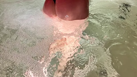 Badespaß im öffentlichen Hotelpool😝
