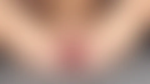 Ich sag’ mal, so, bei diesem einen Toy bleibt es nicht. Bist du etwa noch neugieriger geworden? Langsam lasse ich den Vibrator über meine beiden Brüste gleiten und dann zu meiner gierigen P***y … Morg