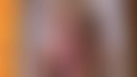 „Wer hätte gedacht, dass mein Handy so dreckige Geheimnisse hat? 😈 Von der versauten Aufnahme direkt an den Tisch – jetzt genieße ich was Süßes… und ihr wisst genau, was ich am liebsten lutsche. Voll