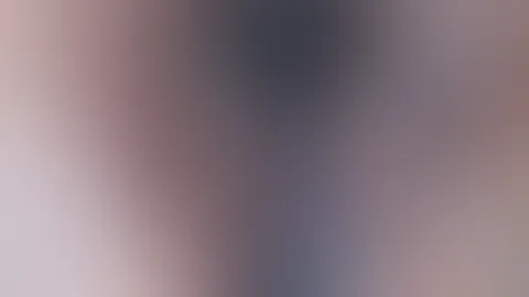 Ich ziehe meine Hose aus, meine Unterhose… und mein natürlicher weiblicher Duft begrüßt mich. Möchtest du ihn auch mal riechen? 😏