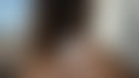 Schau dir diese hübschen Füße und diesen knackigen Po an… Die brauchen dringend eine ausgiebige Massage, oder bist du bereit, sie gebührend zu verehren? 🤭 Look at these pretty feet and this juicy ass