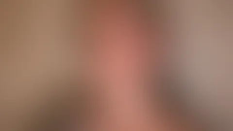 Heißer als das Wasser… 💦 Ich liebe es, wenn die Tropfen langsam über meine Haut laufen… Aber ich frage mich gerade, was deine Hände stattdessen tun würden… 😏 Willst du näher kommen und zusehen, wie