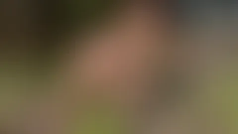 Komplett nackt klettere ich einen Erdhügel hoch