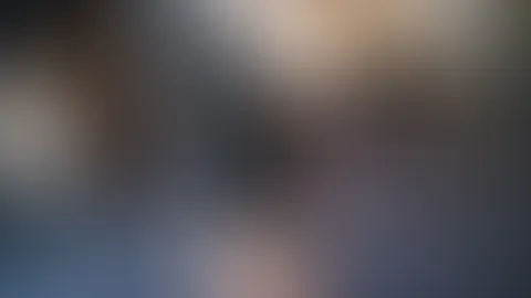 Latexschlampe bläst in Handschellen!