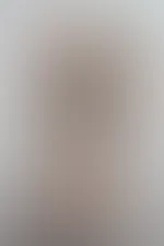 Ein bisschen Nylon auf nackter Haut... Und du entscheidest ob ich sie anlasse oder ausziehe wenn wir beide im Bett spielen 😈