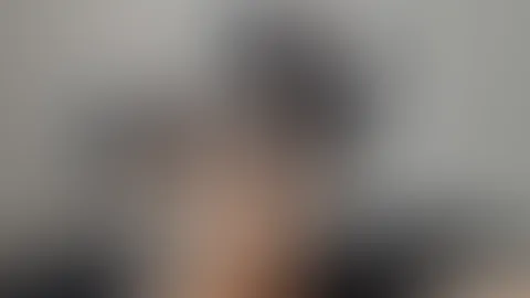 Ich liege hier und denke… wie lange brauchst du noch, um deinen Platz zu verstehen? Diese Absätze haben deinen Rücken noch nicht einmal berührt, und du zitterst schon bei dem bloßen Gedanken daran. We