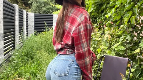 Exklusive Inhalte im Garten. Masturbation mit Dildo.