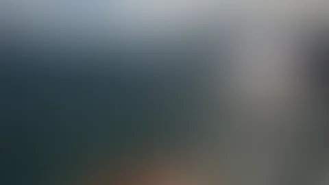Langer Tag in der Sonne… Meine Beine und meine hübschen Füße sind so müde… Ich brauche einen braven, gehorsamen Jungen, der genau hier kniet und ihnen eine lange, tiefe Massage gibt… Denkst du, du bis