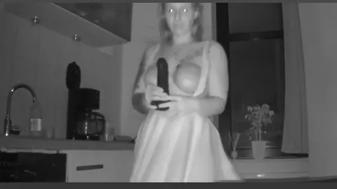 Geiler Dildo-Ritt auf dem Küchenstressen