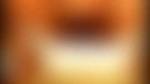 Nackt, in der Hocke und ich pinkle einfach weiter. So natürlich und so nass.