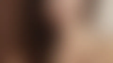 Ich schaue dir direkt in die Augen… 👀💋 Schau nicht weg, mein Süßer. Ich sehe, wie sich deine Pupillen weiten, dein Atem schwerer wird und in deinem Kopf schon die dreckigsten Gedanken über mich krei
