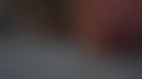 Ich f**ke richtig geil auf der Couch meine feuchte Enge F***e mit einem Kondom drauf, und stecke meine ganzen F****R in mein Arschloch und fiste mich extrem geil.đ€©