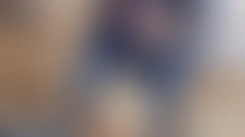In engen Jeans und einem lässigen Jeanshemd betone ich meine Kurven perfekt. Die großen Brüste heben sich verführerisch, während die roten High Heels jeden meiner Schritt unwiderstehlich machen. Mein
