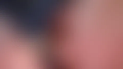 Allein geil im Badezimmer auf dem Teppich